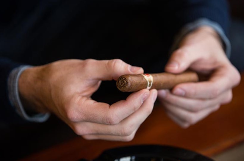How to Cut a Cigar 1