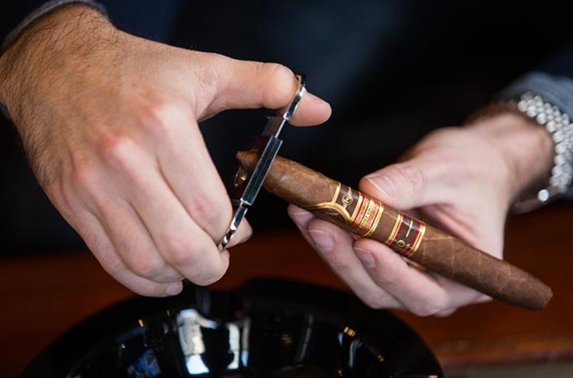 How to Cut a Cigar 2